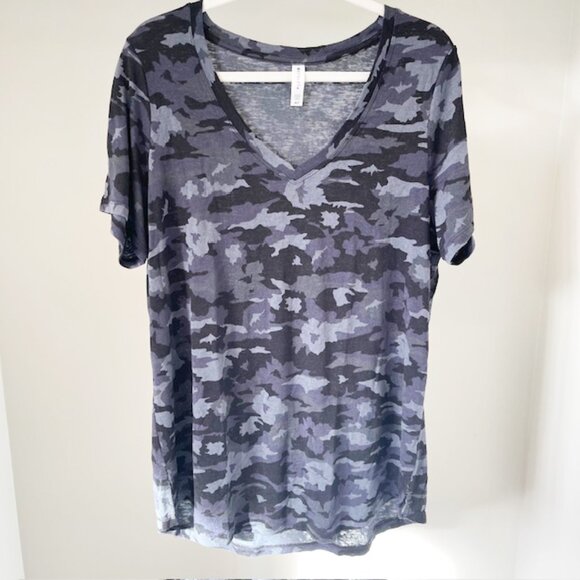 Athleta Breezy V-neck T-shirt, Black & Gray Camo Print, Size XLT - Picture 2 of 5